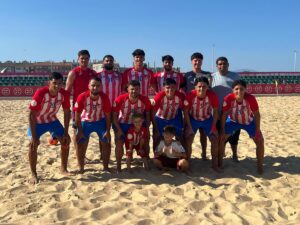 Equipo de fútbol playa del Atlético Rusadir posando en la arena