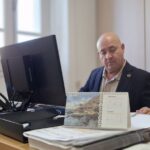 Javier Diego en su oficina discutiendo sobre el paro en Melilla