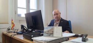 Javier Diego en su oficina discutiendo sobre el paro en Melilla