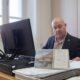 Javier Diego en su oficina discutiendo sobre el paro en Melilla