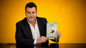 Javier Guerrero presenta su libro Vuela Abejorro en un fondo amarillo