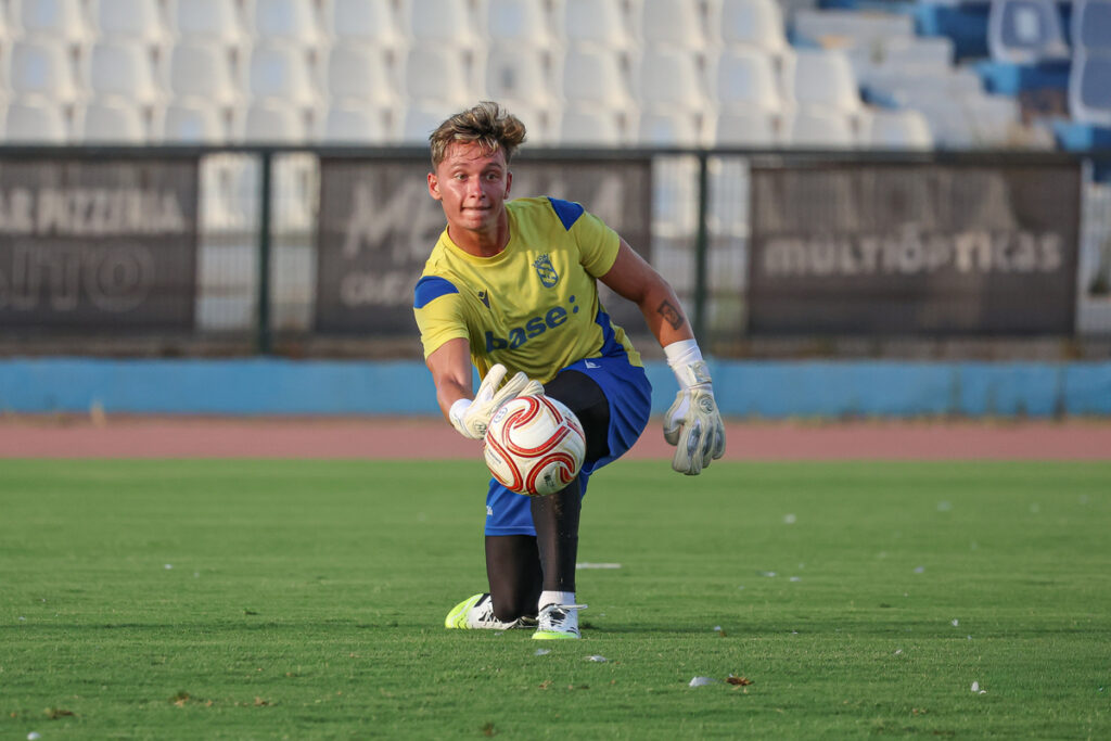 Portero de la U.D. Melilla entrenando en el césped del Estadio Álvarez Claro