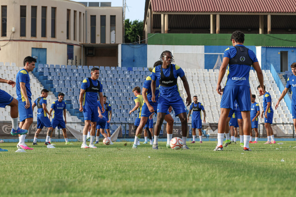 Jugadores de la U.D. Melilla entrenando en el Estadio Municipal Álvarez Claro