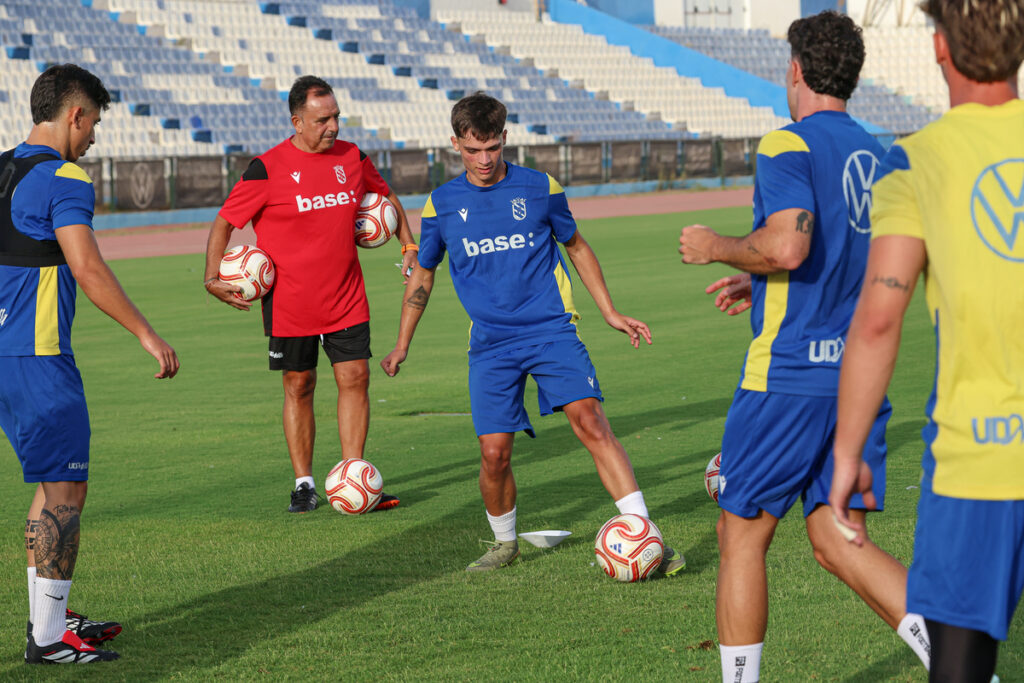 Jugadores de la U.D. Melilla entrenando en el Estadio Municipal Álvarez Claro