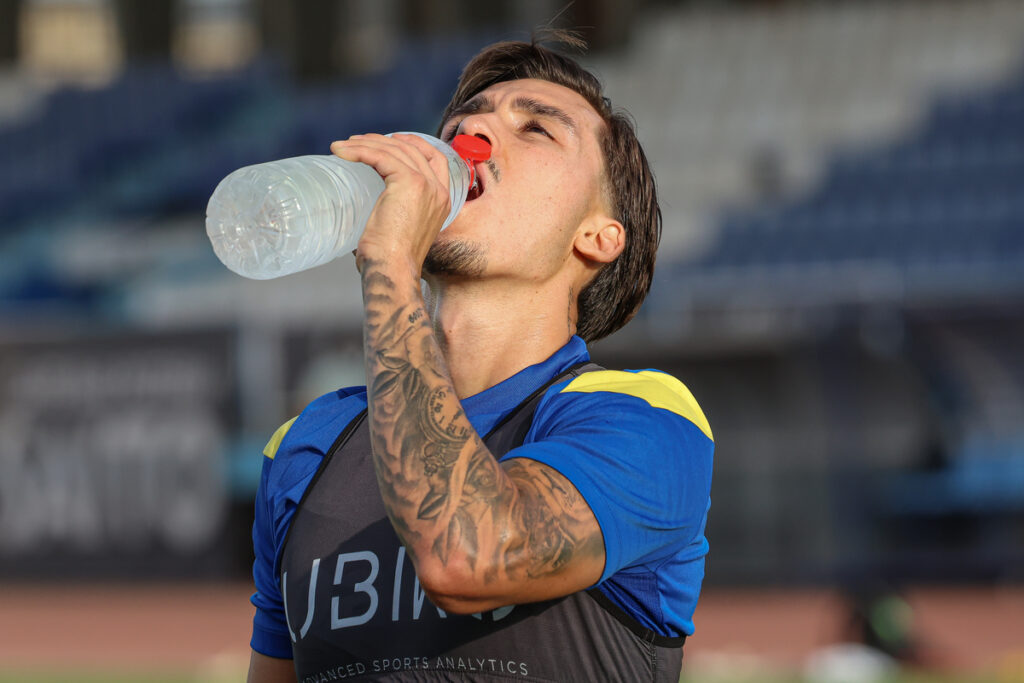 Jugador de la U.D. Melilla bebiendo agua durante el entrenamiento