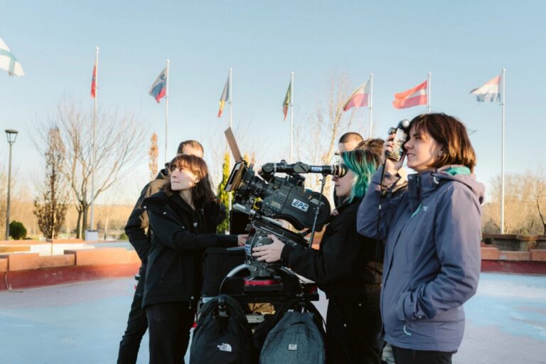 Estudiantes de cine en la Escuela de Cinematografía de Madrid trabajando con una cámara.
