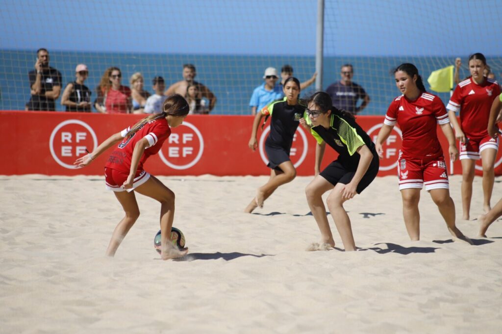 Jugadoras de fútbol playa en un partido en la playa de Rota