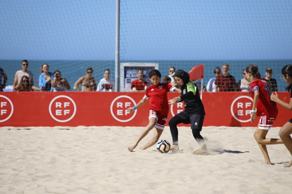 Jugadoras compiten en un partido de fútbol playa en Rota