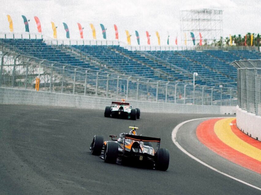 Dos coches de Fórmula 3 en el nuevo circuito Madring durante pruebas oficiales.