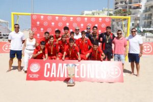Equipo Rusadir C.F. Melilla celebrando su campeonato de fútbol playa