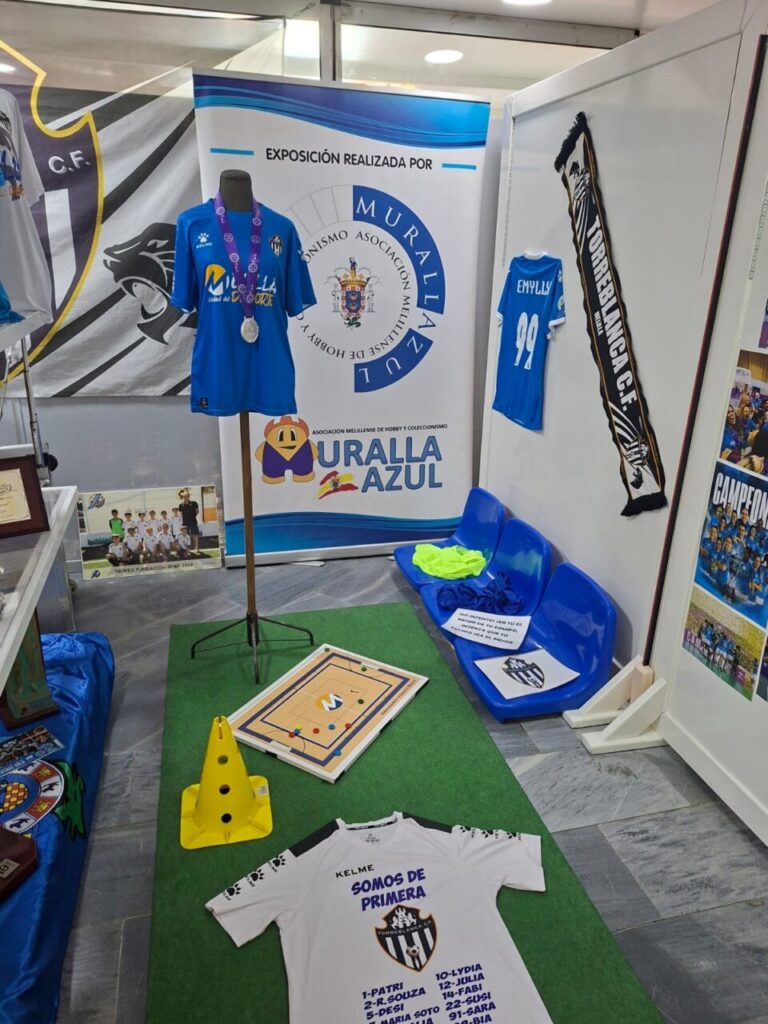 Exposición de deportes en la Estación Marítima de Melilla con camisetas y trofeos