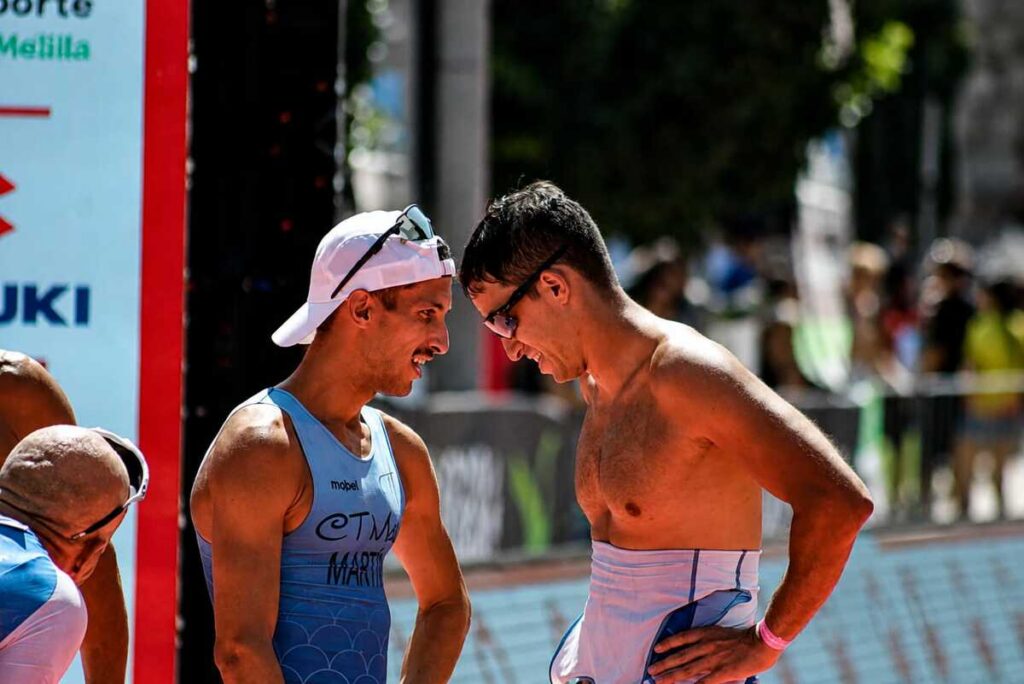 Atletas del Club Triatlón Melilla conversando en el Campeonato de España Sprint
