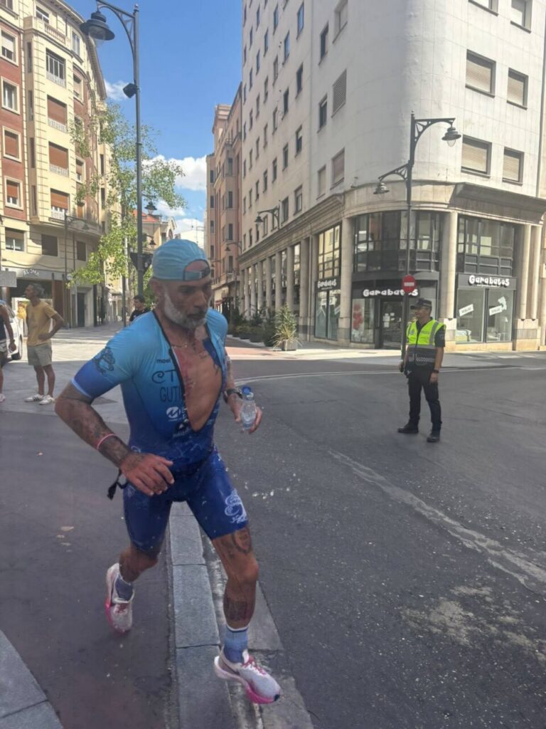 Julio Gutiérrez corriendo en una competencia de triatlón en Valladolid