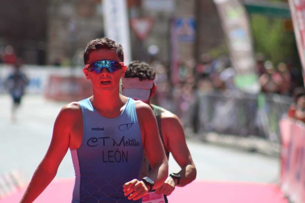 Atleta del Club Triatlón Melilla compitiendo en un evento deportivo.