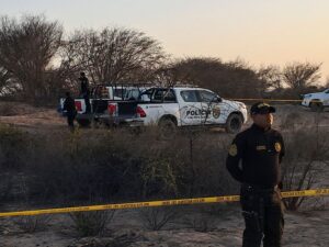 Policía en la escena de un accidente con vehículos de emergencia