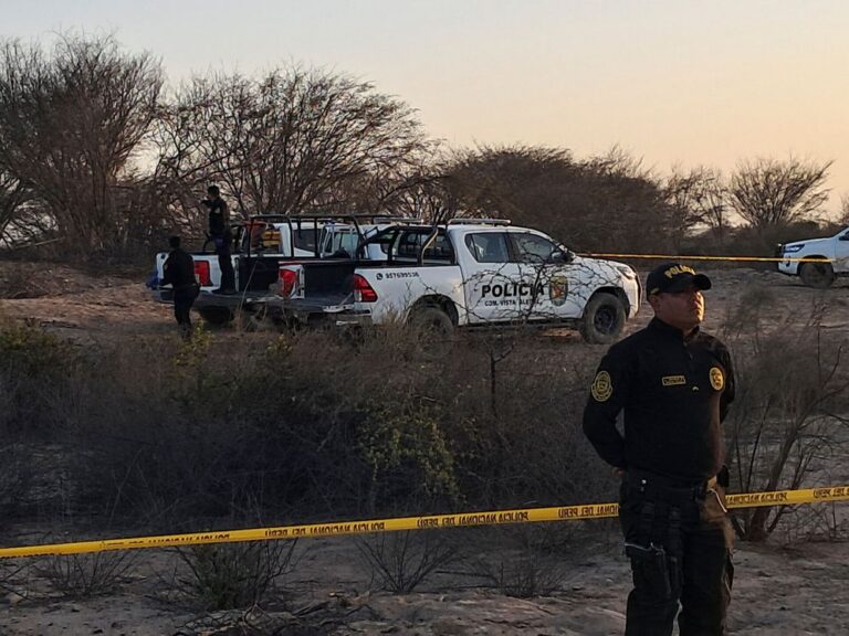 Policía en la escena de un accidente con vehículos de emergencia