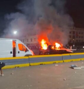 Vehículos en llamas durante disturbios en Nador, Marruecos.