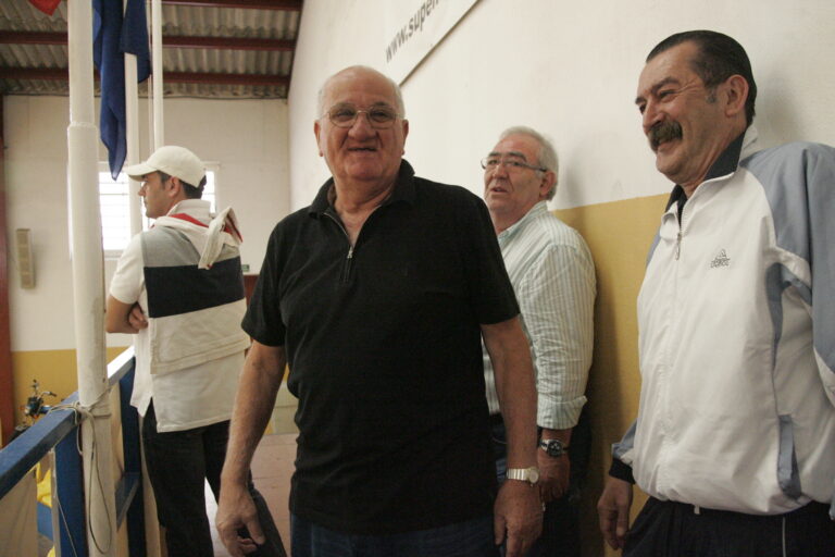 Homenaje a Antonio Potous con amigos en un evento deportivo