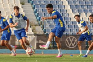 Adri Nágera entrenando con sus compañeros en la U.D. Melilla
