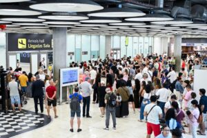 Multitud de personas en el área de llegadas de un aeropuerto