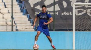Álex de la Cruz entrenando en el campo de fútbol con balón