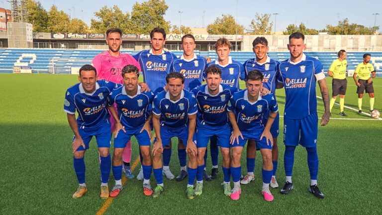 Equipo de fútbol U.D. Melilla posando en el campo antes del partido