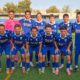 Equipo de fútbol U.D. Melilla posando en el campo antes del partido