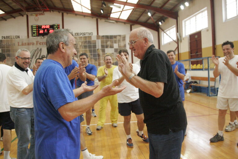 Antonio Potous interactuando con jugadores en un evento deportivo