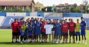 Jugadores de la U.D. Melilla mostrando apoyo a Ceuta en el estadio