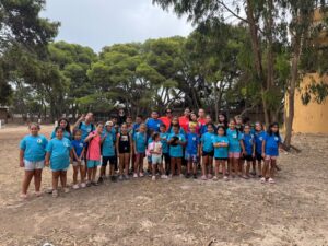 Grupo de niños y monitores en las colonias de verano de la Asociación Meraki