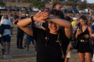 Mujer protegiéndose los ojos durante un eclipse solar