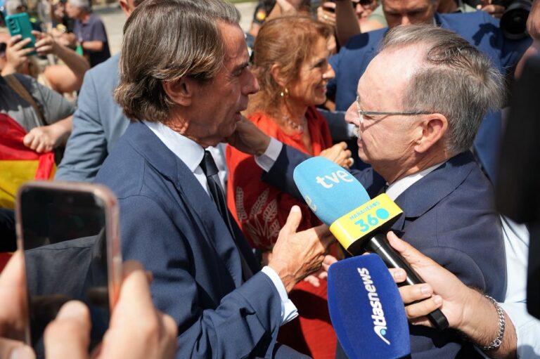 Aznar y Vivas conversan en un evento público rodeados de personas