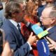 Aznar y Vivas conversan en un evento público rodeados de personas