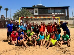 Jugadoras del Club Balonmano T-Maravilla en la playa durante una jornada de convivencia