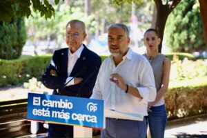 Elías Bendodo hablando sobre la ley de menores migrantes en un evento del PP