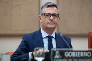 Retrato de un hombre con gafas en una reunión del gobierno