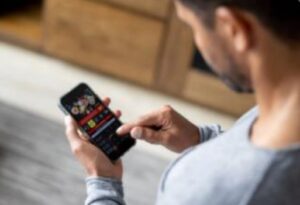 Hombre usando un teléfono móvil para jugar en un casino online