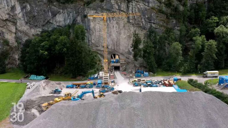 Construcción de un bunker subterráneo en los Alpes suizos