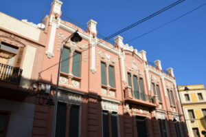 Fachada de la Cámara de Comercio de Melilla con detalles arquitectónicos