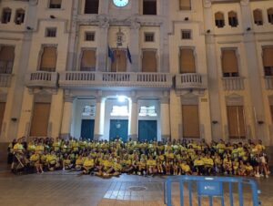 Grupo de personas participando en la Caminata Nocturna de ADIMEL en Melilla