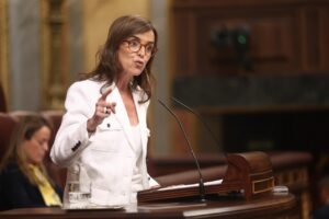 Carmen Fúnez hablando en el parlamento sobre la situación en Ceuta