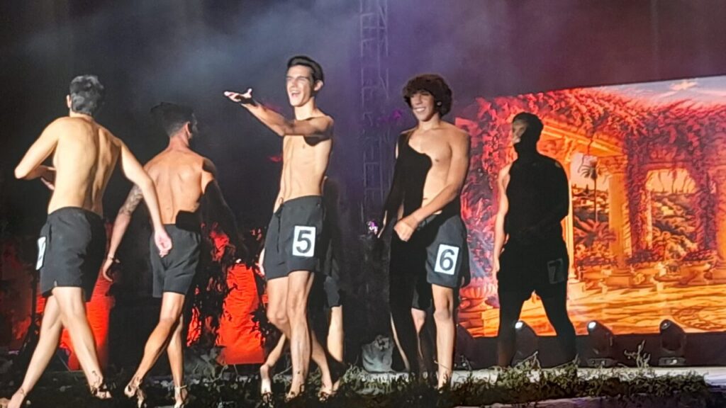 Participantes en la gala de Miss y Míster Melilla 2026 en el escenario