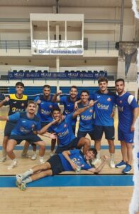 Jugadores del C.D. Melistar posando en el gimnasio