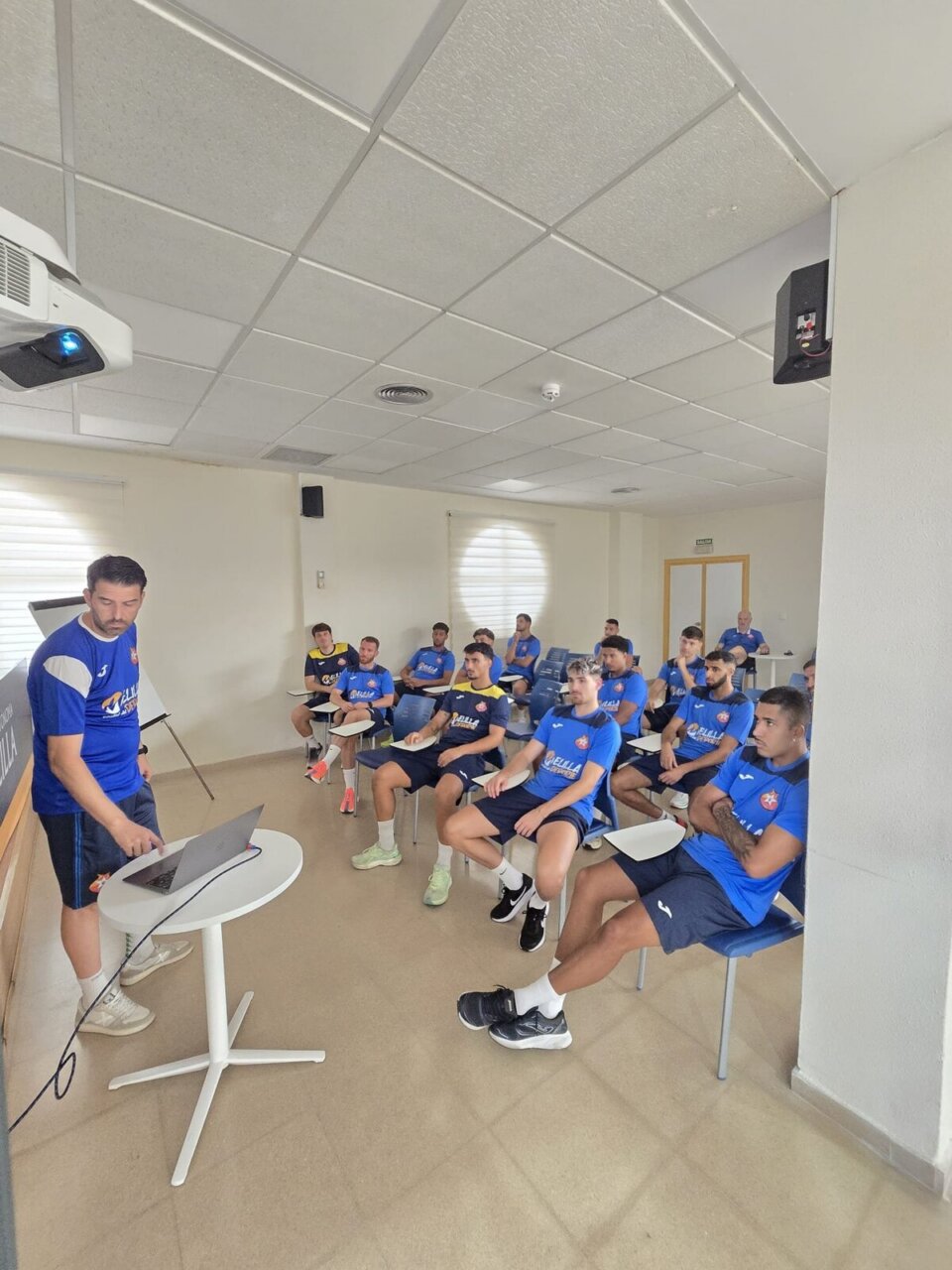 Jugadores del C.D. Melistar en una presentación de equipo