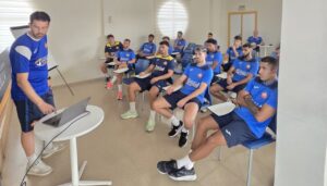 Entrenador del C.D. Melistar dirigiendo una sesión a los jugadores