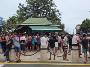 Grupo de personas reunidas en un entorno urbano de Ceuta