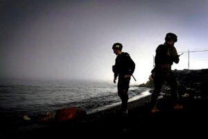 Soldados en la playa de Ceuta durante una crisis migratoria