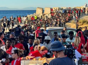 Multitud de personas en la costa de Ceuta esperando cruzar la frontera