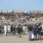 Multitud de personas en la frontera de Ceuta enfrentando una crisis de inmigración