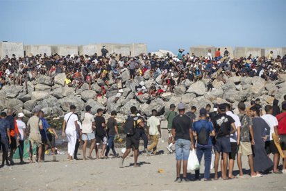 Multitud de personas en la frontera de Ceuta enfrentando una crisis de inmigración